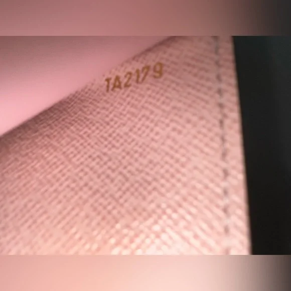 🚨SOLD🚨Louis Vuitton with COA Damier Ebene Zoe Wallet Rose Ballerine. - Picture 9 of 13